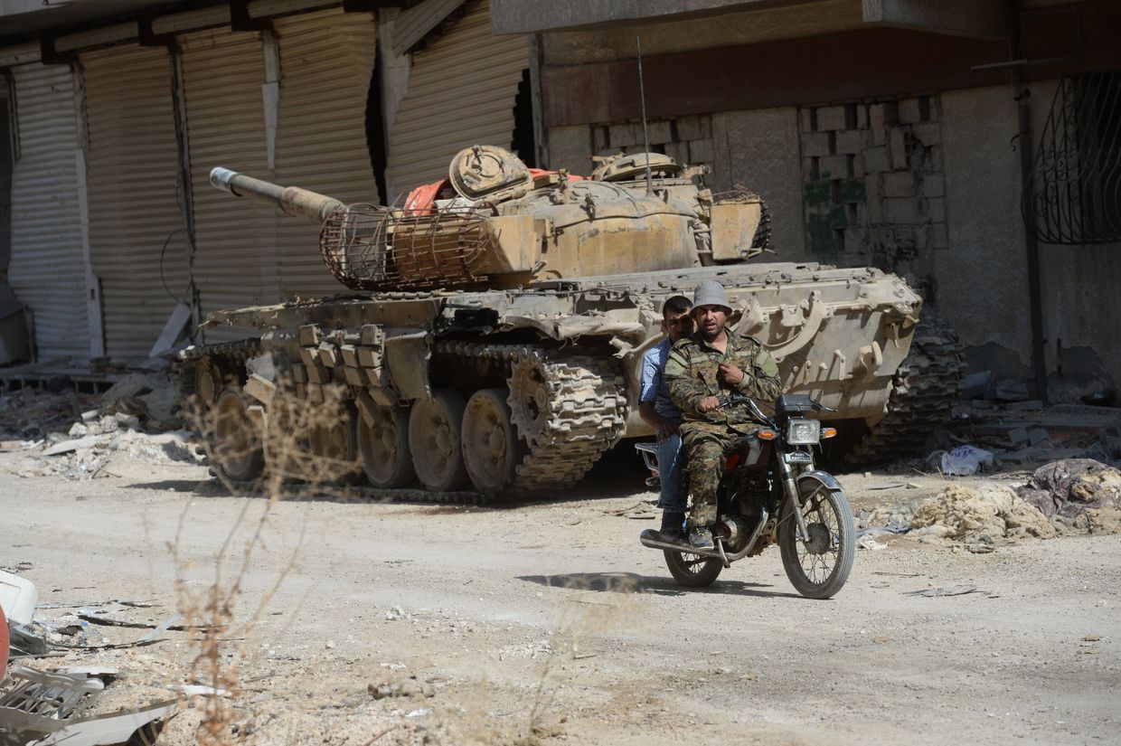 Боевая техника 4-й дивизии Сирийской Арабской Армии на передовой позиции в пригороде Дамаска Дарайе Боевая техника 4-й дивизии Сирийской Арабской Армии на передовой позиции в пригороде Дамаска Дарайе
