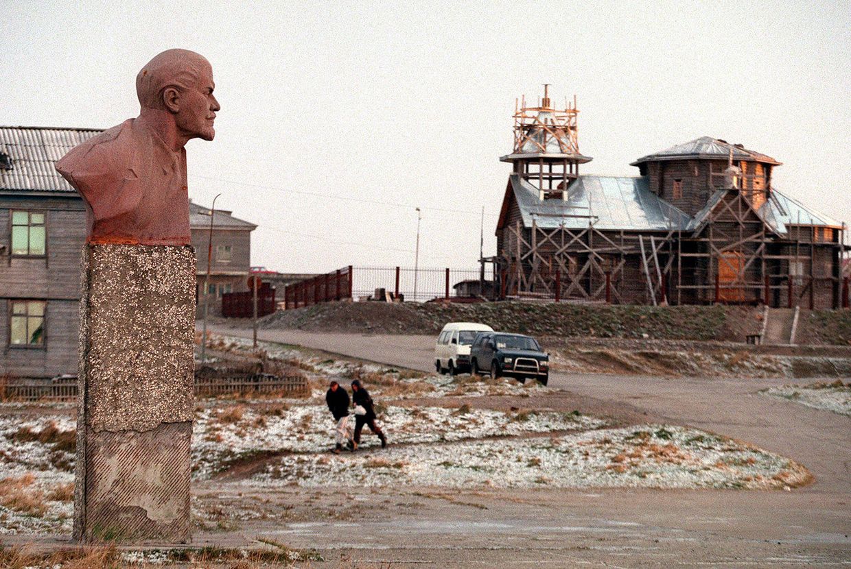 Главная площадь Южно-Курильска в 1998 году