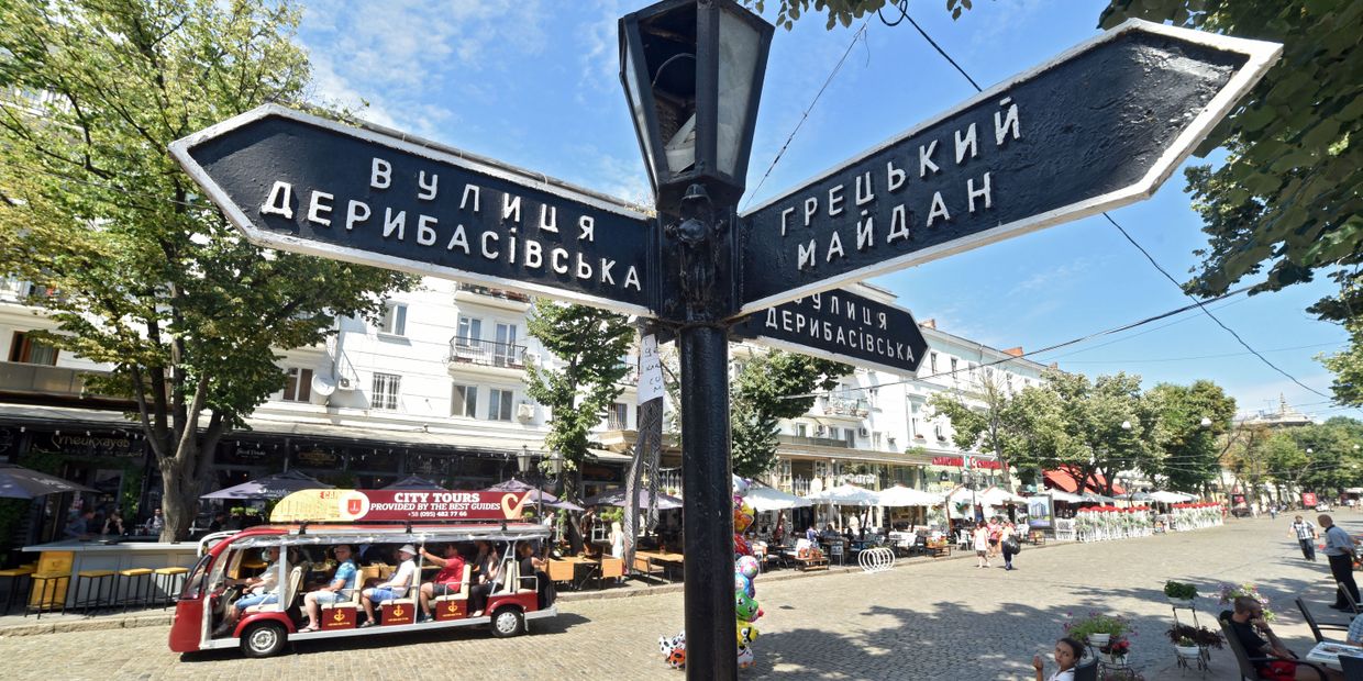 Уличный указатель на Дерибасовской улице в Одессе