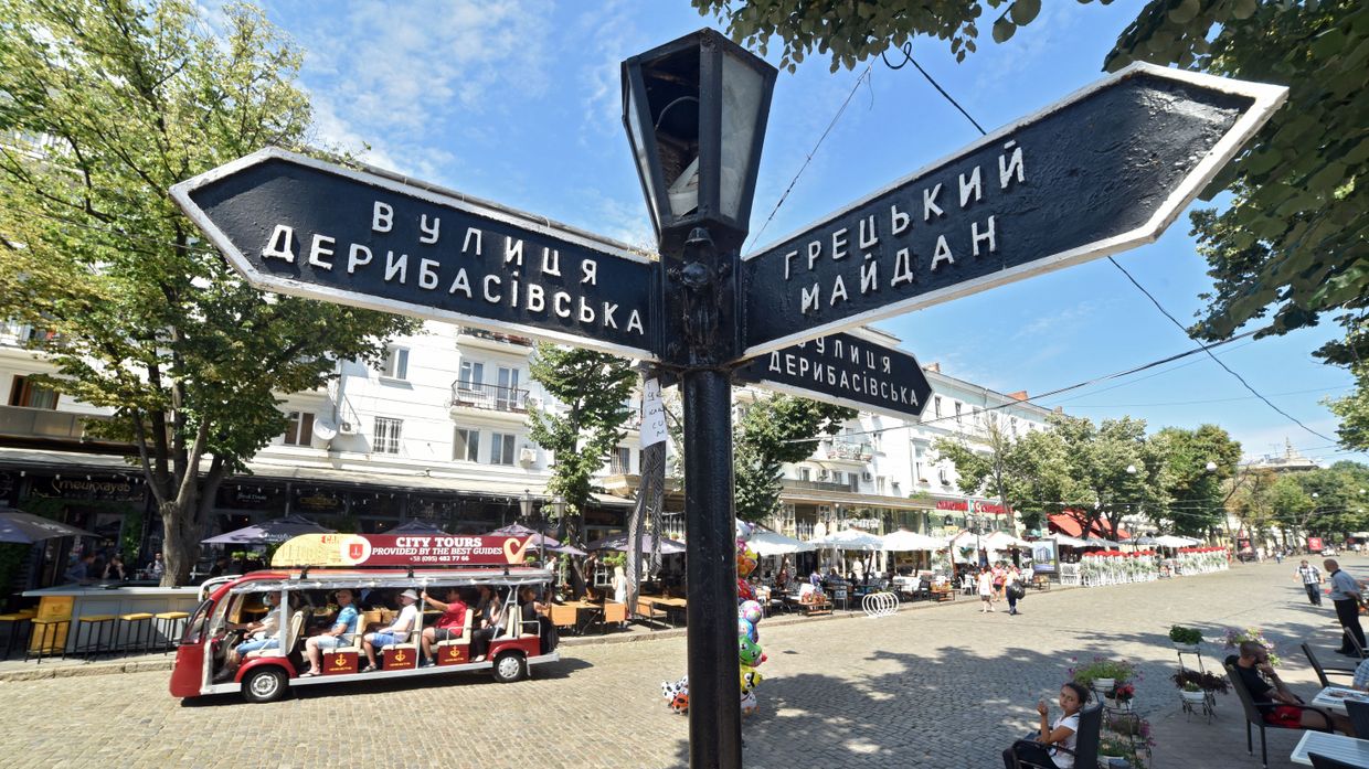 Уличный указатель на Дерибасовской улице в Одессе