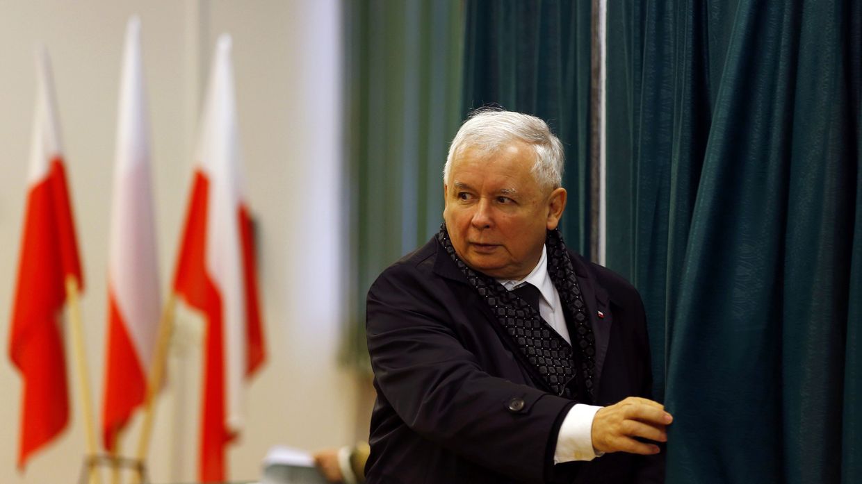 Лидер партии «Право и справедливость» Ярослав Качиньский голосует на парламентских выборах 