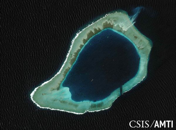Риф Суби в Южно-Китайском море в 2012 году