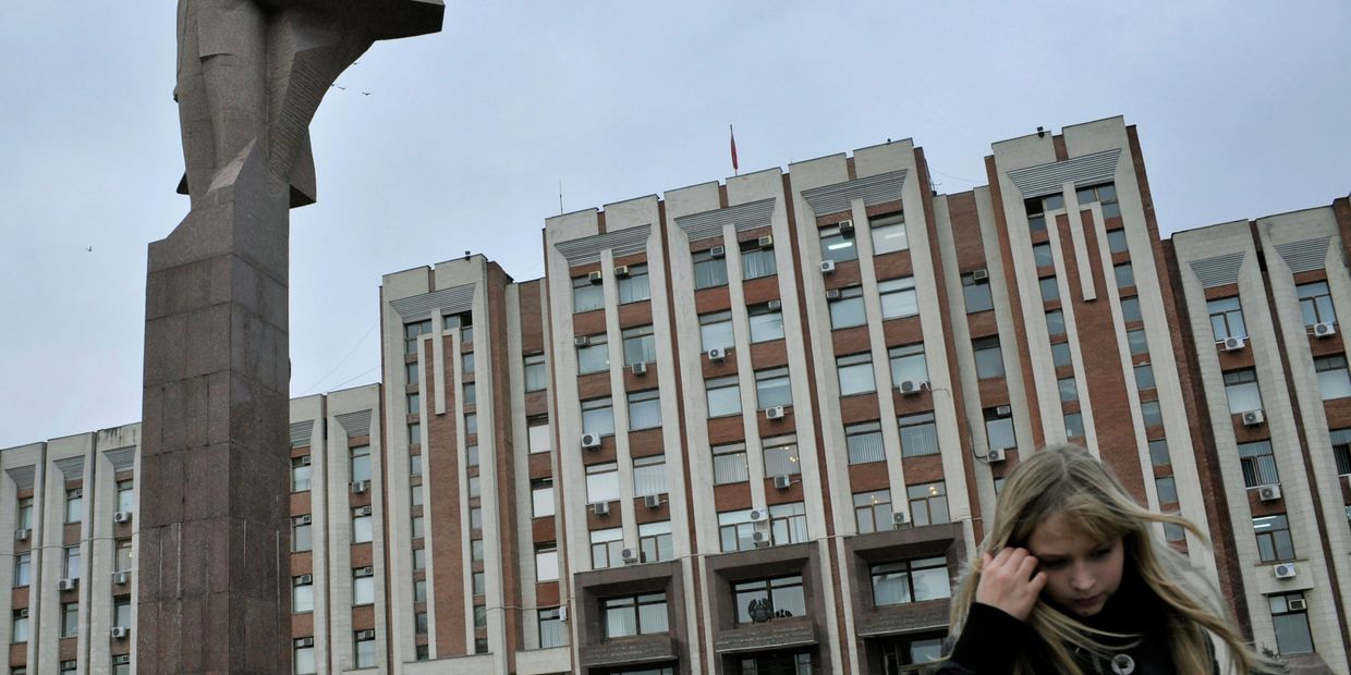 Возле здания Верховного Совета в Тирасполе, Приднестровье