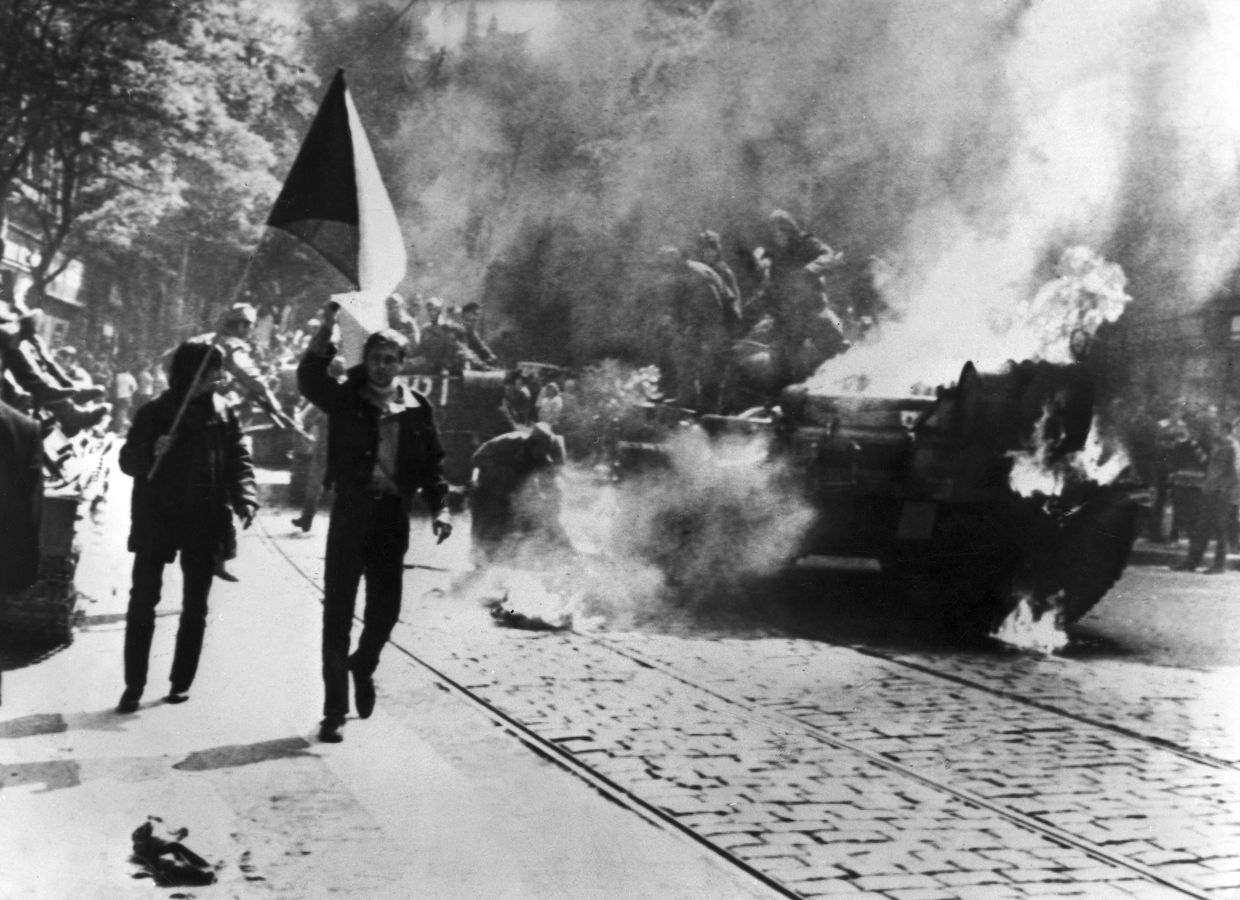 Горящий советский танк у здания Чешского радио в Праге, 1968 год