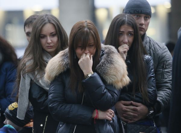 Люди приносят цветы и игрушки к аэропорту «Пулково» в Санкт-Петербурге