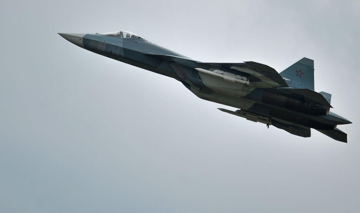 Самолет Т-50 ПАК ФА во время показательных выступлений на всероссийском этапе международного конкурса Авиадартс-2015 в Воронеже