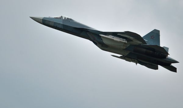 Самолет Т-50 ПАК ФА во время показательных выступлений на всероссийском этапе международного конкурса Авиадартс-2015 в Воронеже
