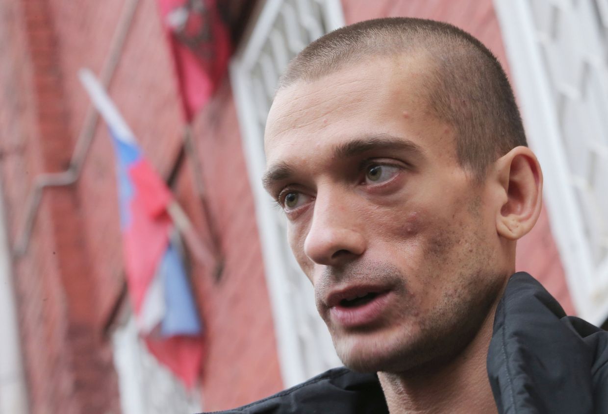 Художник Петр Павленский освобожден полицией из автозака у здания Тверского суда