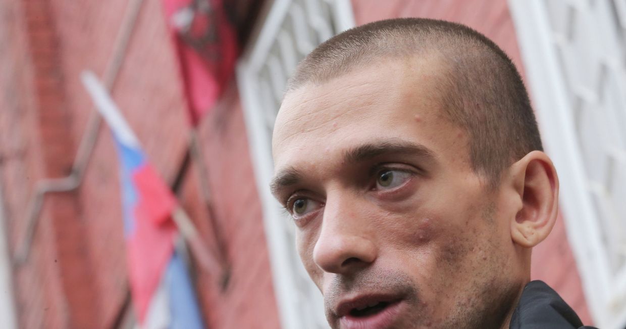 Художник Петр Павленский освобожден полицией из автозака у здания Тверского суда Художник Петр Павленский освобожден полицией из автозака у здания Тверского суда