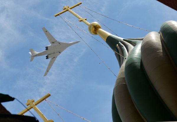 Cтратегический бомбардировщик-ракетоносец Ту-160 во время военного парада в честь 70-летия Победы в Великой Отечественной войне Cтратегический бомбардировщик-ракетоносец Ту-160 во время военного парада в честь 70-летия Победы в Великой Отечественной войне