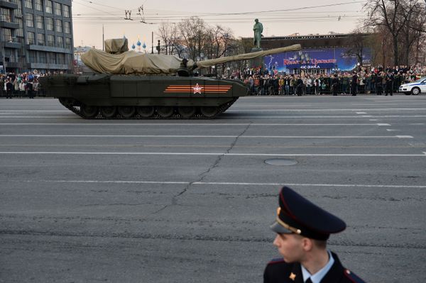 Танк Т-14 «Армата» во время репетиции военного парада в честь 70-летия победы в Великой Отечественной войне 