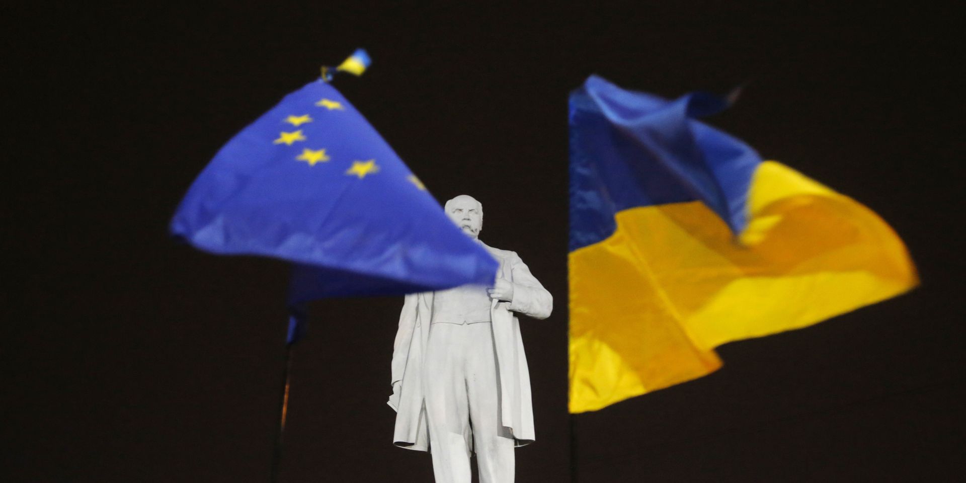 Флаги Евросоюза и Украины на фоне памятника Тарасу Шевченко во время протестов в Киеве - ИноСМИ, 1920, 12.12.2024