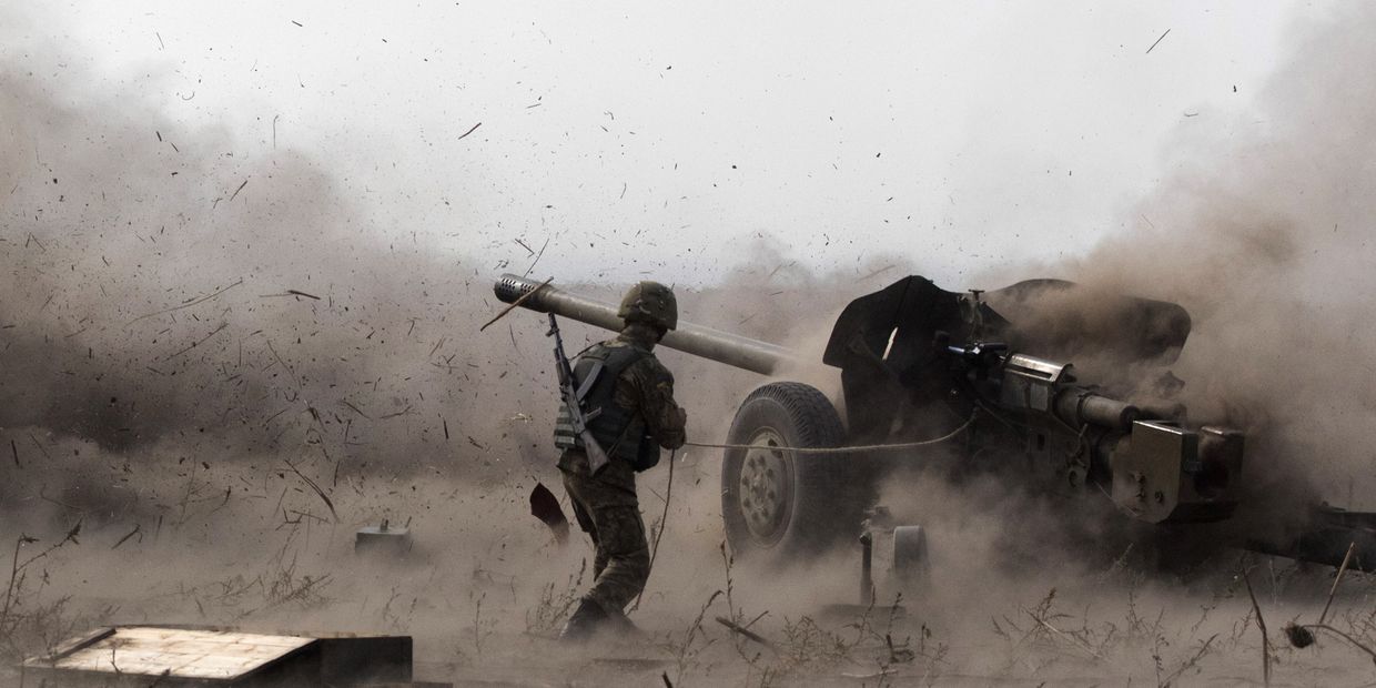 Украинский военный на полигоне рядом с Мариуполем