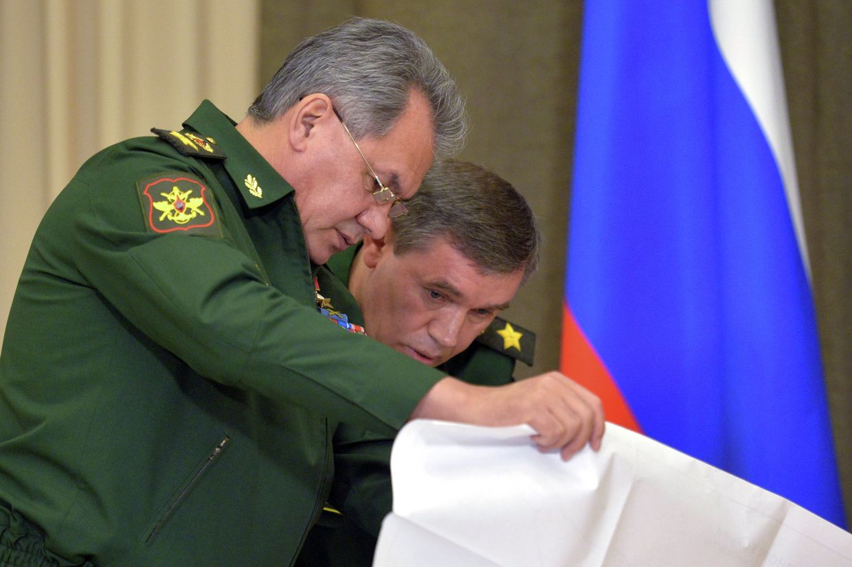 Министр обороны РФ Сергей Шойгу и генерал армии Валерий Герасимов перед началом совещания по вопросам развития Вооружённых Сил РФ