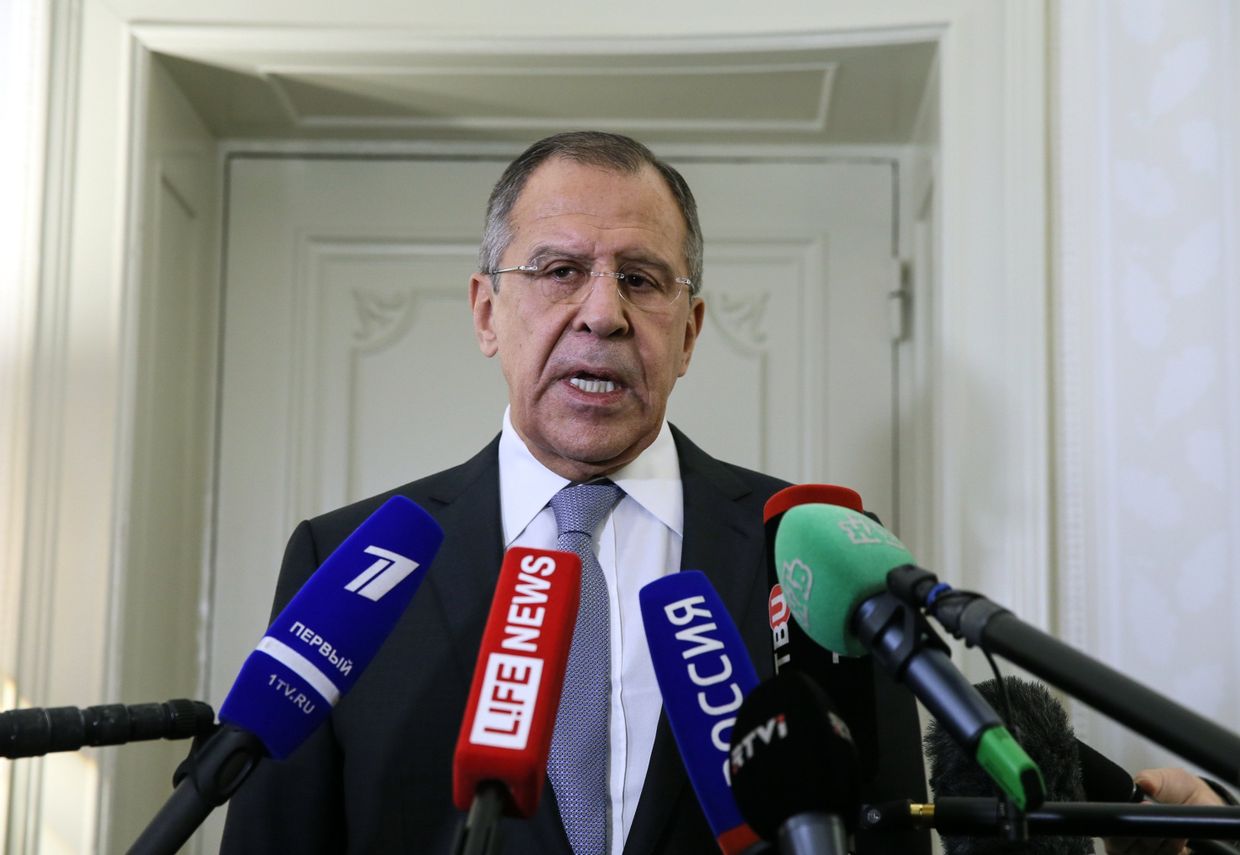 Министр иностранных дел РФ Сергей Лавров выступает перед журналистами по итогам встречи глав МИД нормандской четверки в загородном особняке МИД ФРГ на Вилле Борзиг