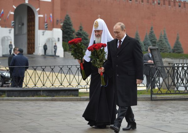 Владимир Путин и патриарх Кирилл возлагают цветы к памятнику Кузьме Минину и Дмитрию Пожарскому на Красной площади Владимир Путин и патриарх Кирилл возлагают цветы к памятнику Кузьме Минину и Дмитрию Пожарскому на Красной площади