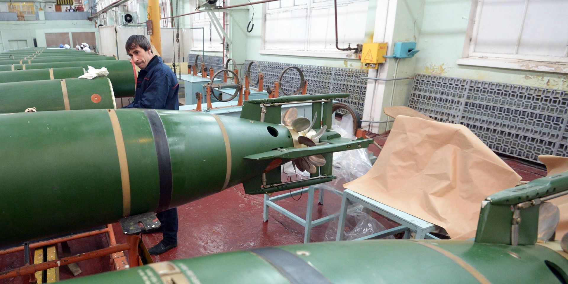 Сотрудник предприятия работает в цехе ОАО Завод Дагдизель в Каспийске - ИноСМИ, 1920, 05.11.2025