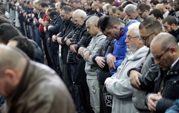 Молитва в мечети Аль-Халил в Моленбеке