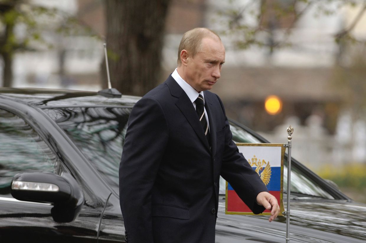 Владимир Путин перед началом церемонии возложения венка к Вечному огню у Могилы Неизвестного солдата в Александровском саду Кремля