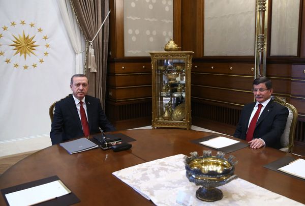 Президент Турции Реджеп Тайип Эрдоган и премьер-министр Ахмет Давутоглу во время встречи в президентском дворце в Анкаре, 24 ноября 2015 года