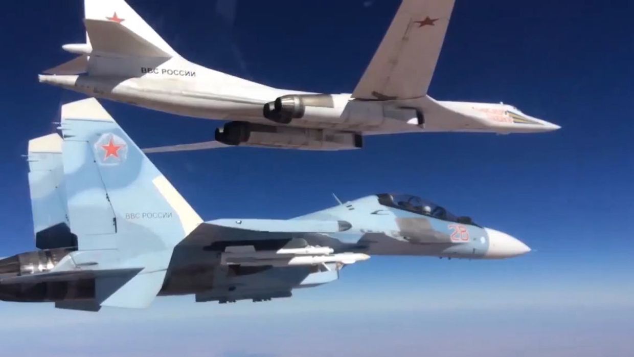 Сопровождение истребителем Су-30СМ бомбардировщика-ракетоносца Ту-160 Военно-космических сил России, выполнившего пуск крылатых ракет над Средиземным морем по объектам ИГ в Сирии