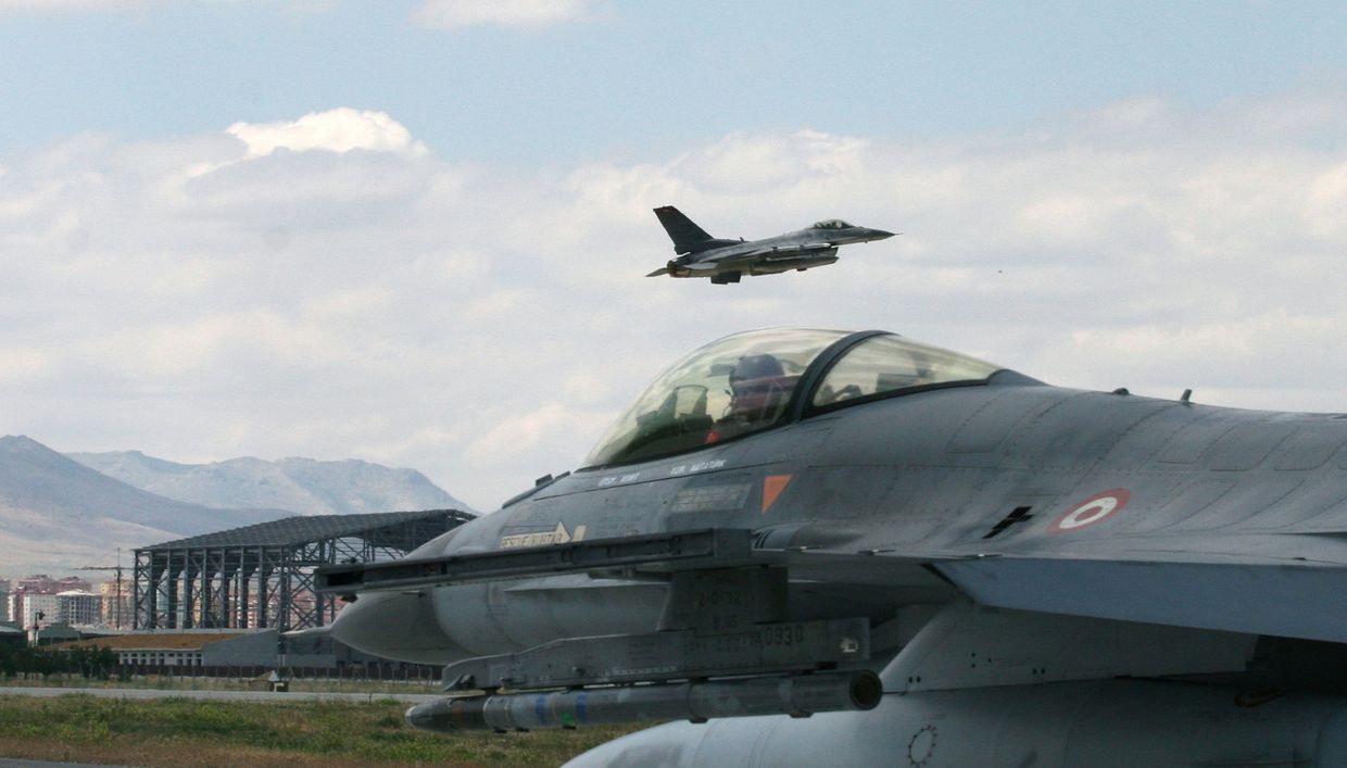 Турецкие истребители F-16 во время учений «Анатолийский орел» на авиабазе в Конье, 2009 год Турецкие истребители F-16 во время учений «Анатолийский орел» на авиабазе в Конье, 2009 год