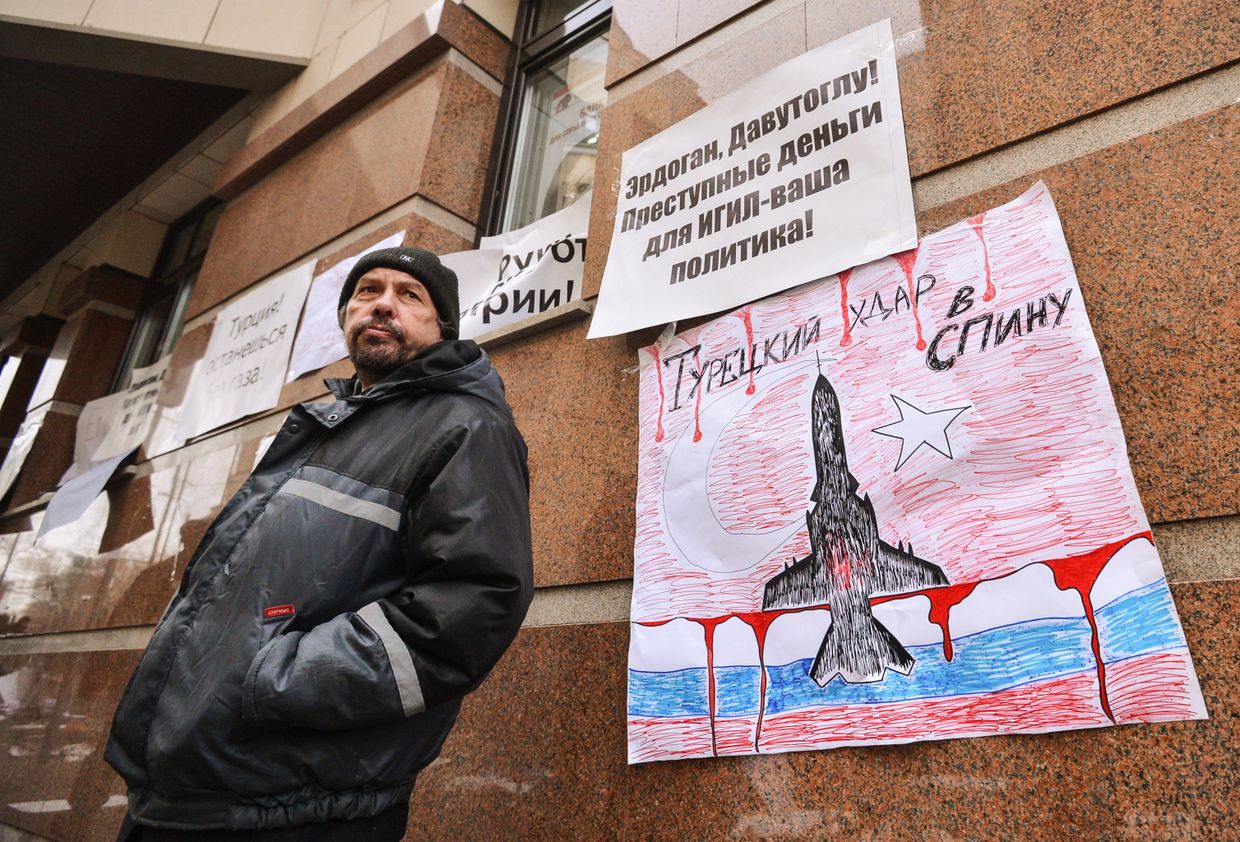 Акция протеста в Москве против действий ВВС Турции