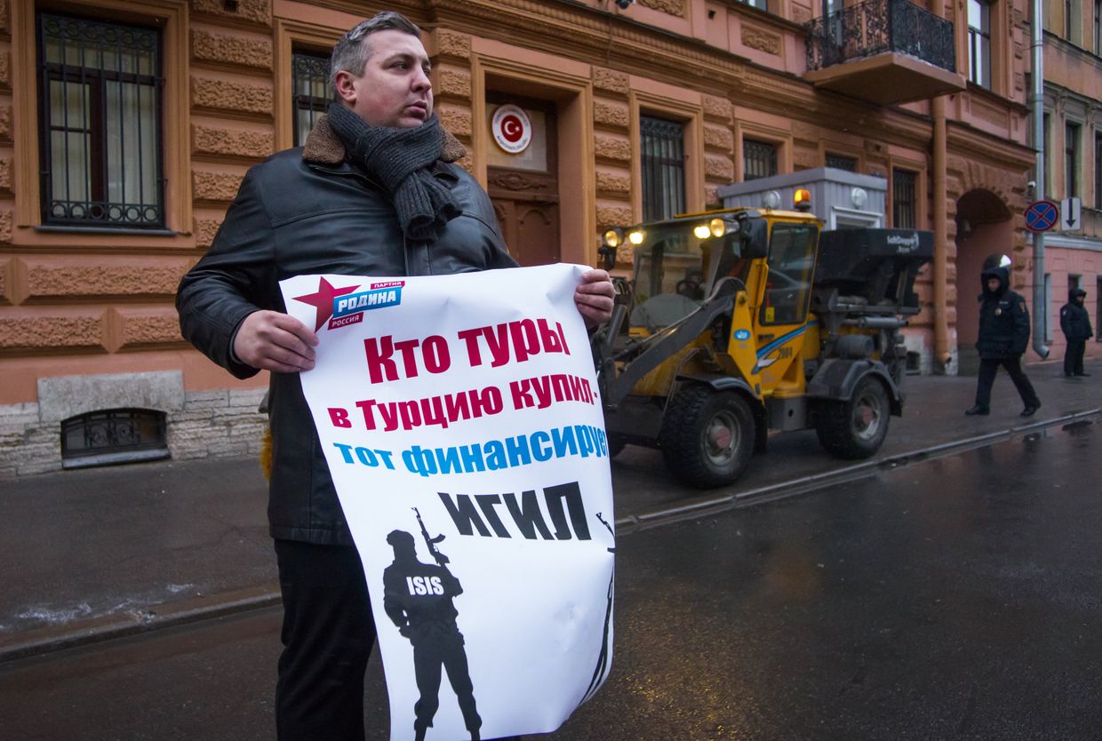Акции протеста в России против действий ВВС Турции