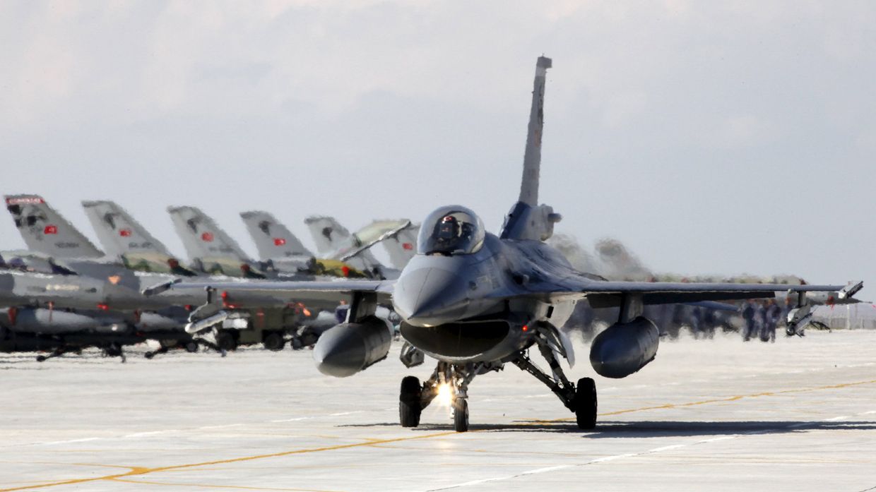 Истребитель F-16 ВВС Турции на авиабазе в Конье