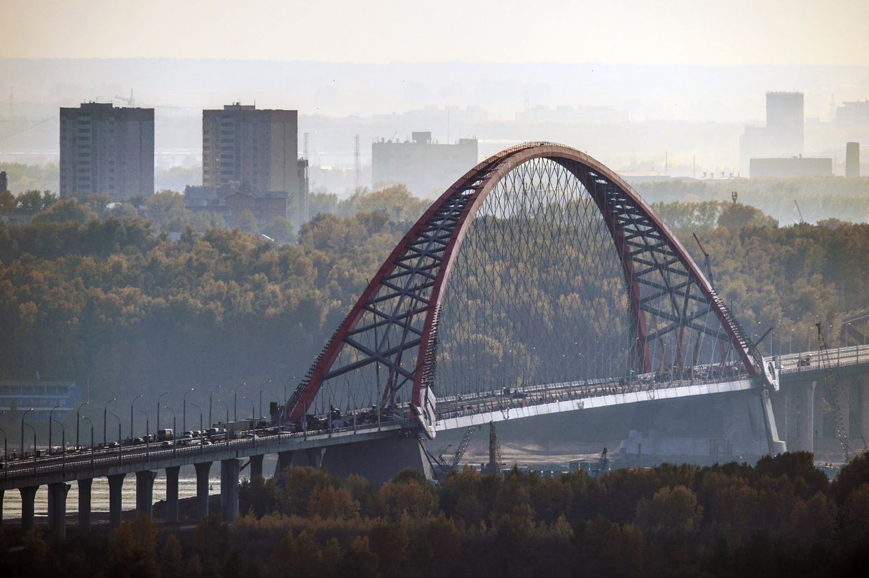 Подготовка к открытию автомобильного моста через реку Обь в Новосибирске
