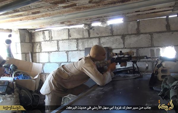 Боевик «Исламского государства» (запрещена в РФ) во время боя с сирийскими государственными войсками в городе Дейр эль-Зур