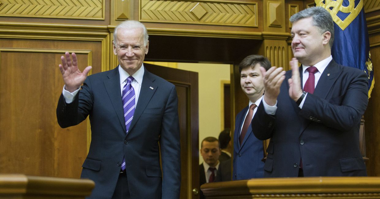 Президент Украины Петр Порошенко аплодирует вице-президенту США Джо Байдену после его выступления в Верховной Раде