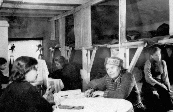 В женском бараке исправительно-трудового лагеря. Воркута, 1935 год