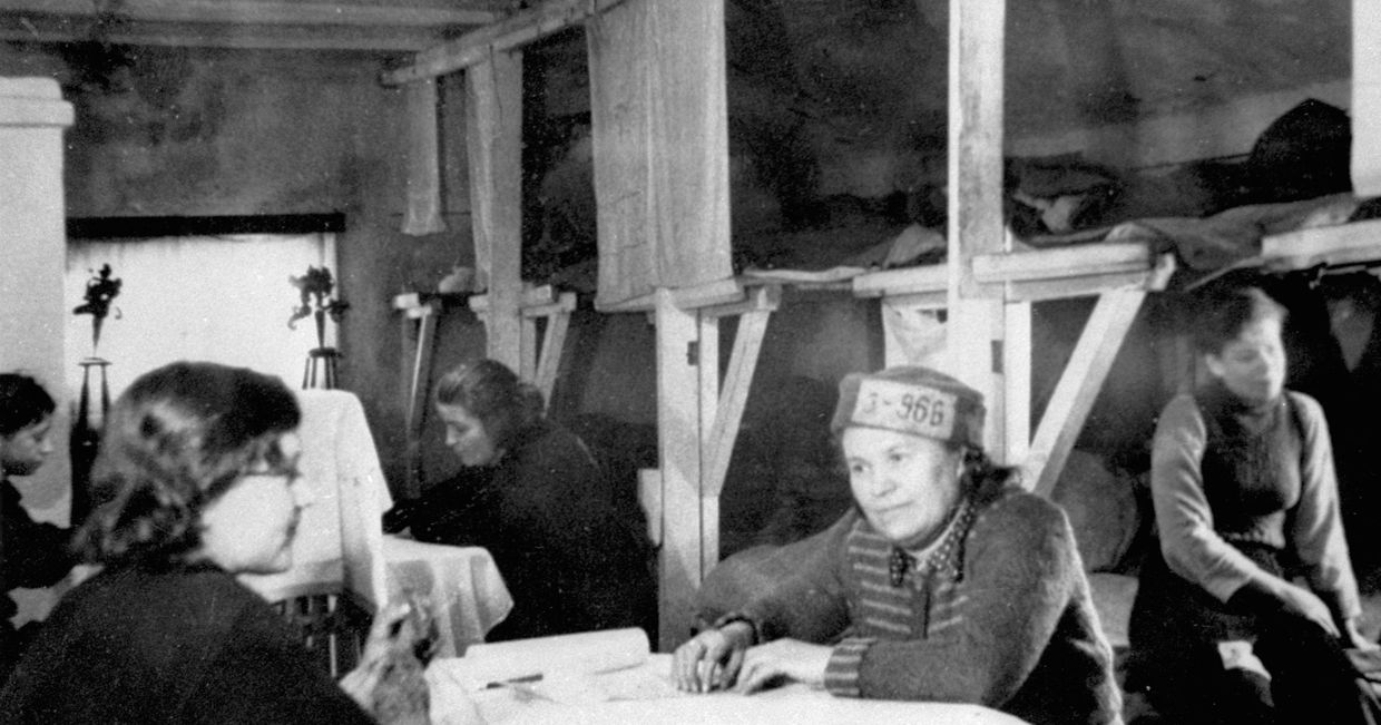 В женском бараке исправительно-трудового лагеря. Воркута, 1935 год В женском бараке исправительно-трудового лагеря. Воркута, 1935 год