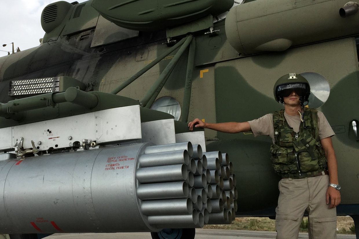 Летчик у российского транспортно-штурмового вертолета МИ-8АМШТ на аэродроме Хмеймим в Сирии