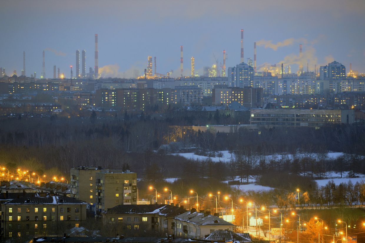 Нефтеперерабатывающий завод (на дальнем плане) в городе Омске