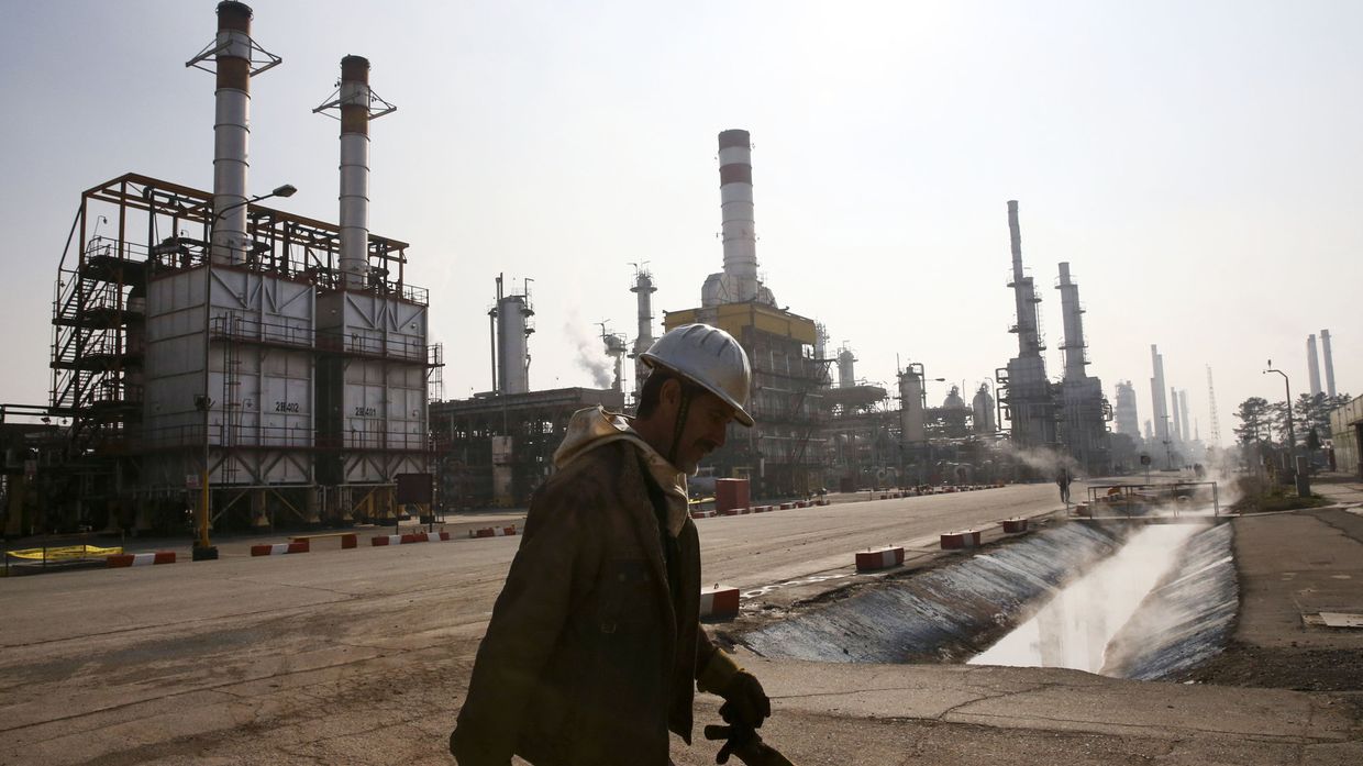 Нефтеперерабатывающий завод в Иране