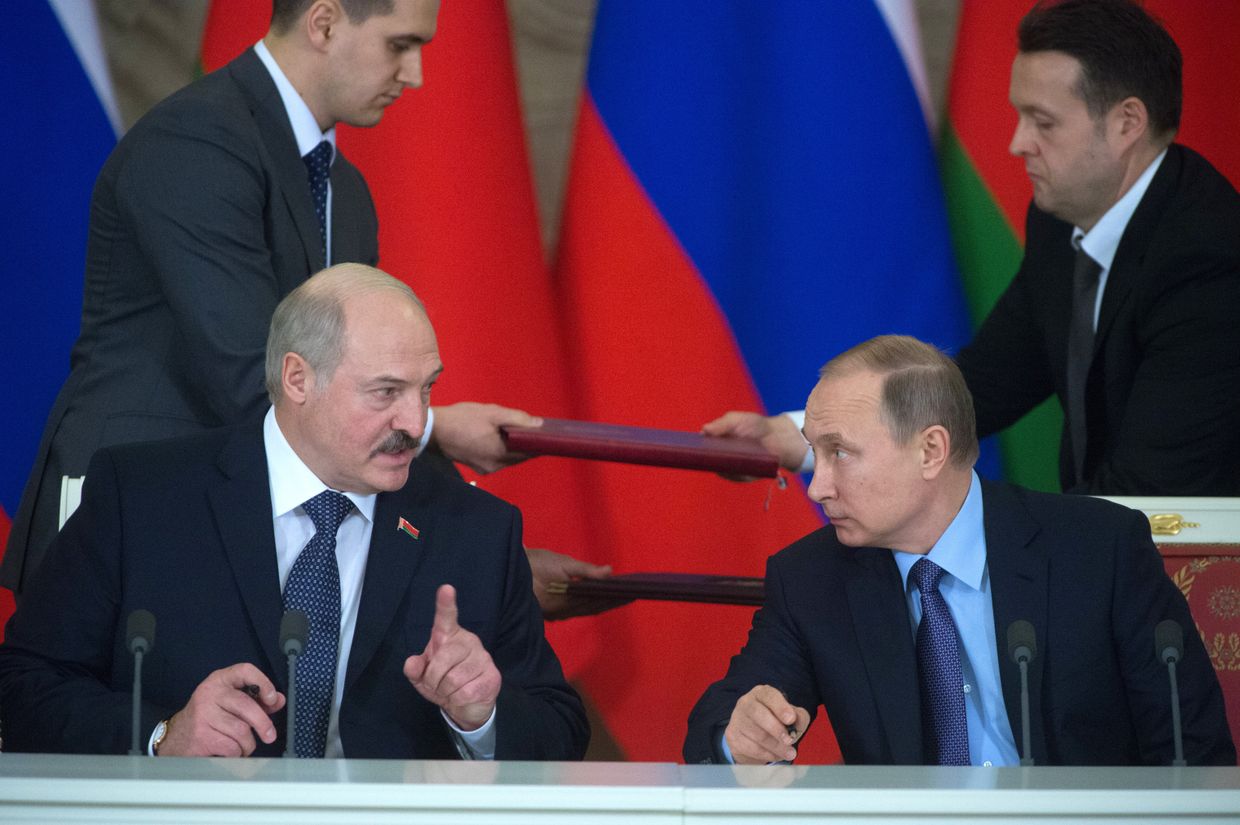 Владимир Путин и Александр Лукашенко во время церемонии подписания документов по итогам российско-белорусских переговоров в Кремле Владимир Путин и Александр Лукашенко во время церемонии подписания документов по итогам российско-белорусских переговоров в Кремле