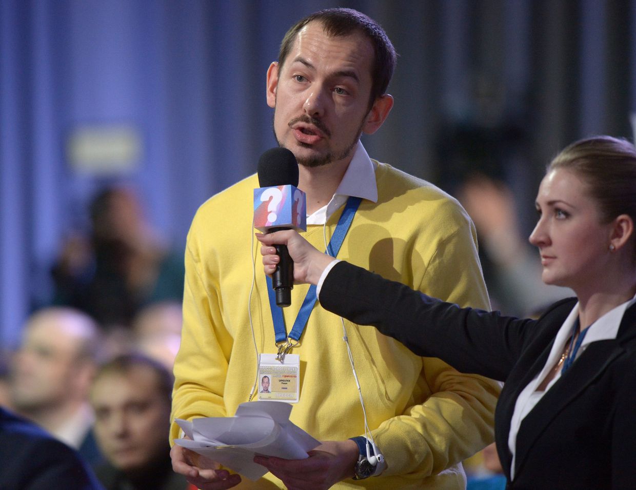 Журналист украинского информационного агенства УНИАН Роман Цимбалюк на одиннадцатой большой ежегодной пресс-конференции президента России Владимира Путина