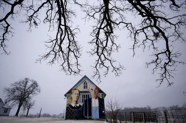 «Американская готика» на стене сарая в городе Маунт-Вернон, штат Айова