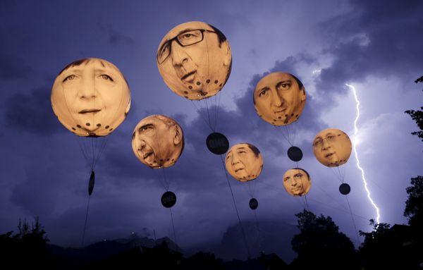 Шары с изображением лидеров стран G7