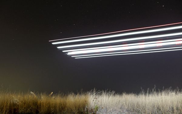 Взлет Solar Impulse 2, самолета, использующую солнечную энергию
