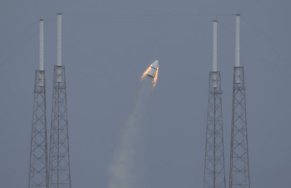 Старт космического корабля SpaceX Crew Dragon с мыса Канаверал