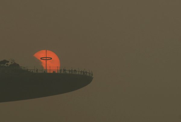 Густой смог вокруг смотровой площадки отеля Marina Bay Sands в Сингапуре