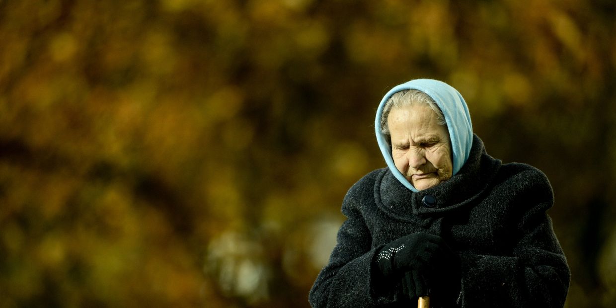 Женщина прогуливается в парке в Великом Новгороде