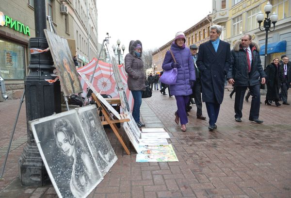 Госсекретарь США Джон Керри прогуливается по Арбату накануне встречи с Владимиром Путиным в Кремле