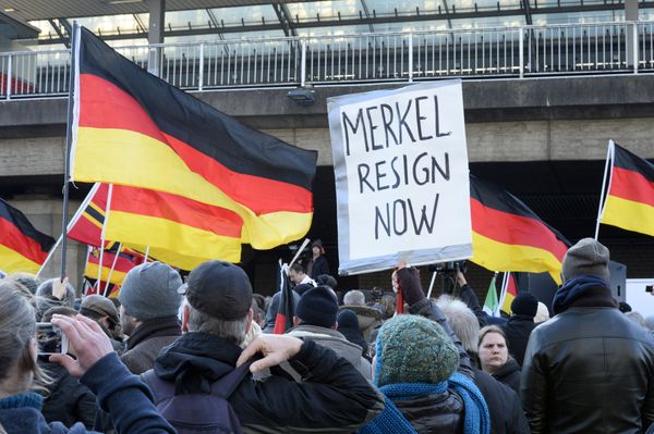 Сторонники движения PEGIDA на демонстрации у железнодорожного вокзала в Кельне