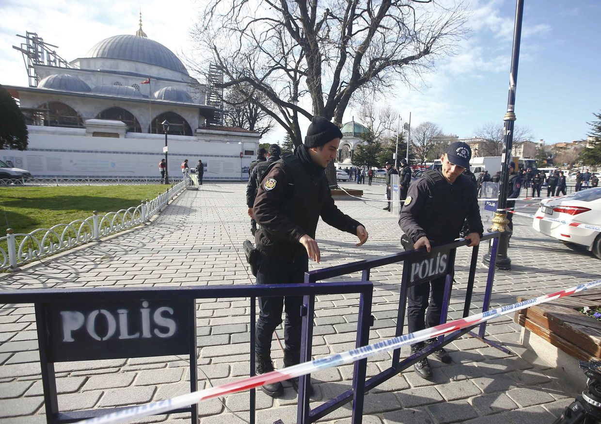 Полиция на месте взрыва в центре Стамбула