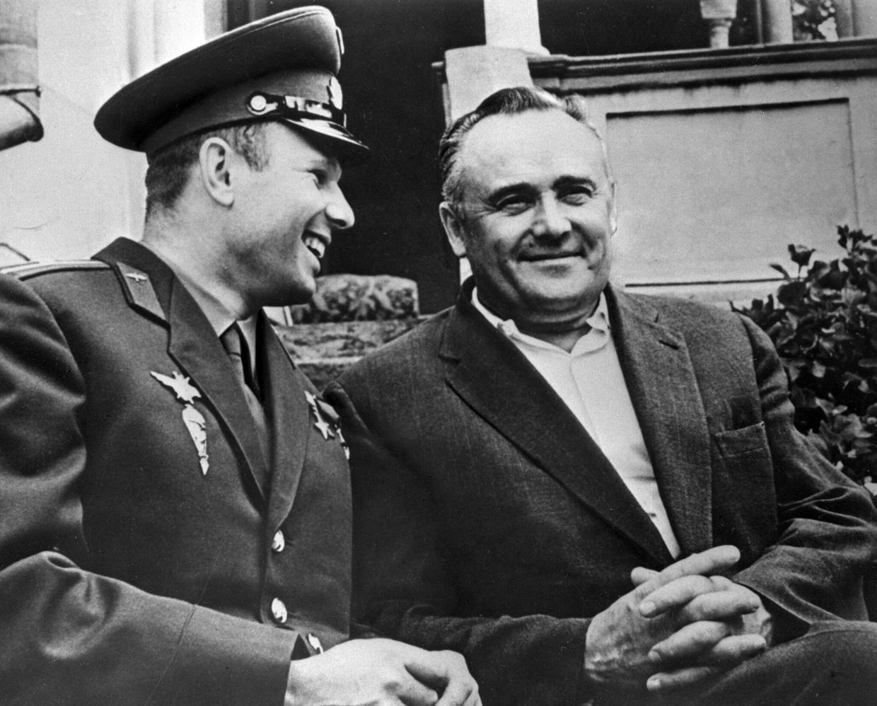 Академик Сергей Королев и космонавт Юрий Гагарин