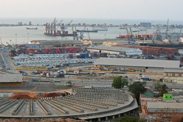 Вид на торговый порт города Луанда